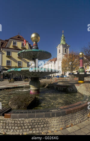 Hundertwasser Brunnen und Guildhall in der alten Stadt von Zwettl, Waldviertel Region, Niederösterreich, Österreich Stockfoto