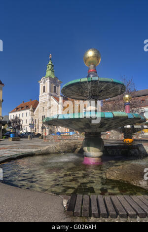 Hundertwasser Brunnen und Guildhall in der alten Stadt von Zwettl, Waldviertel Region, Niederösterreich, Österreich Stockfoto