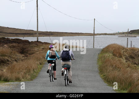 Zwei Personen Radfahren auf Arranmore, County Donegal, Irland. Stockfoto