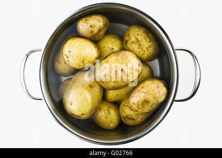 Kartoffeln in einem Topf mit Wasser Stockfoto