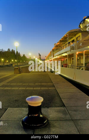 Passagierschiff von der Donau in Wien Stockfoto