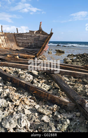 Schiffbruch und ausführlich in einer Zeit der Ebbe Küste Stockfoto