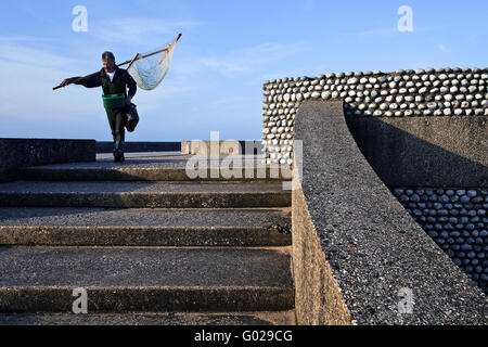 Fischer am Strandpromenade, Normandie, Frankreich Stockfoto