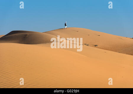 Mann zu Fuß in den Wahiba Sands, Oman Stockfoto