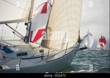 bunte Spinnaker vor dem Bug eines Segelbootes Stockfoto