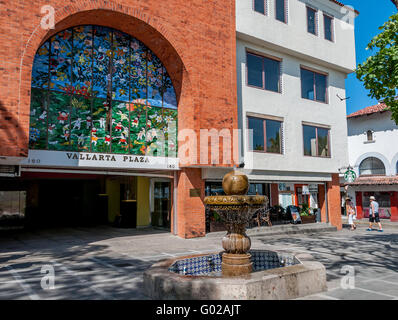 Glasmalereien von Manuel Lepe Vallarta Plaza, Vogel am Brunnen und Toursits zu Fuß durch Old Town Square, romantische Zone, Puerto Vallarta Stockfoto