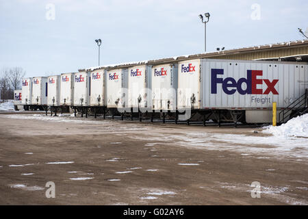 Winneconne, Wisconsin - 1. Januar 2016: Federal Express Anhänger geparkt an Laderampen die Frachtstücke spezialisiert. Stockfoto
