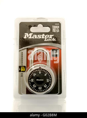 Winneconne, Wisconsin - 19. Februar 2016: Paket von Master Lock Kombination Schloss, die Sie deaktivieren. Stockfoto