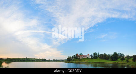 Sommerabend Swirsh Schloss anzeigen (Lviv Oblast, Ukraine). Stockfoto