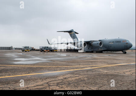 Busan, Südkorea - 28. Februar 2012: eine c-17 Globemaster ist durch Tankfahrzeuge betankt bekommen. Stockfoto