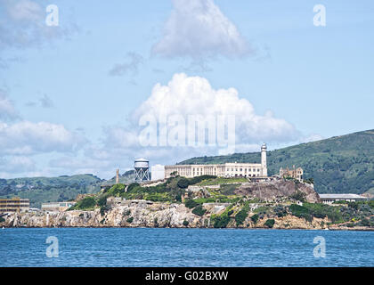 Alcatraz Insel angesehen von Embarcadero Stockfoto