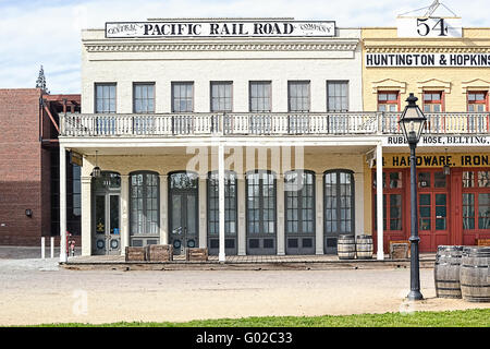 Vorderansicht der Central Pacific Railroad Company und ein Teil des Huntington-Hopkins-Baumarkt in Old Sacramento State Stockfoto