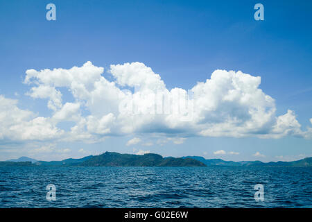 Wolkenbildung an der Spitze der Insel im offenen Meer. Stockfoto