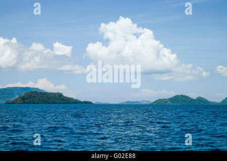 Wolkenbildung an der Spitze der Insel im offenen Meer. Stockfoto