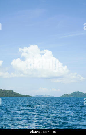 Wolkenbildung an der Spitze der Insel im offenen Meer. Stockfoto