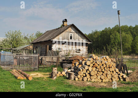 Landhaus aus Holz und Haufen von Birke Unterlegkeile im Vordergrund Stockfoto