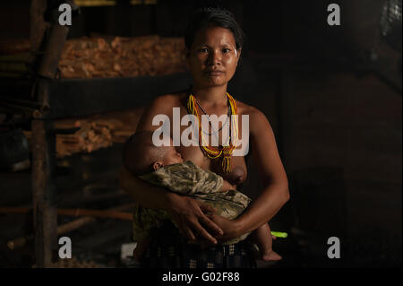 Mentawai-Frauen mit ihrem Kind. Die ethnische Ureinwohner der Inseln im Muara Siberut Stockfoto