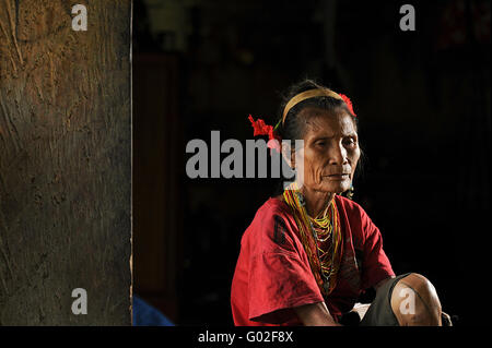 alte Frauen ethnischer Minderheiten Mentawai.The Ureinwohner der Inseln im Muara Siberut Stockfoto