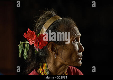 alte Frauen ethnischer Minderheiten Mentawai.The Ureinwohner der Inseln im Muara Siberut Stockfoto