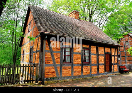 Altes Salem, North Carolina: Fachwerk Fachwerkhaus und brick1765 vierte Haus gebaut durch die mährische Siedler auf der Main Street * Stockfoto