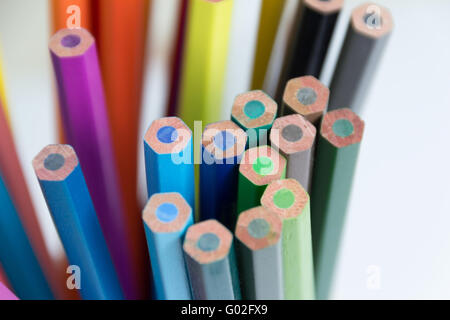 viele Buntstifte im Cup von oben Stockfoto