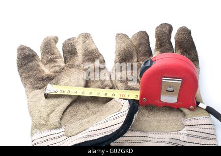 Einziehbare Stahlband und Leder Arbeitshandschuhe auf weißem Hintergrund. Stockfoto