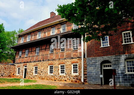 Altes Salem, North Carolina: 1769 einzelne Brüder Haus (links) mit größeren 1786-Zusatz (rechts) * Stockfoto