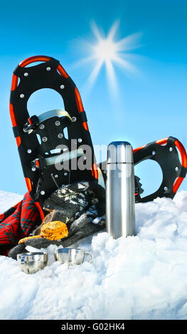 Winterspaß mit heißer Schokolade und Keksen im Schnee Stockfoto