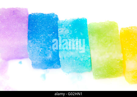 Schuss von bunten Platten wird isoliert auf weiss Stockfoto