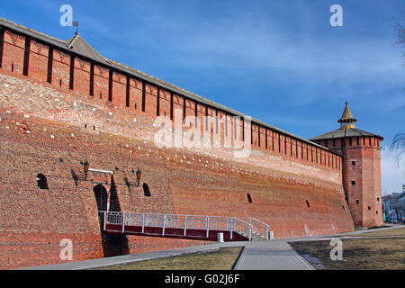 Die Wand und Turm der Burg aus rotem Backstein Stockfoto