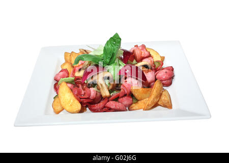 Gebratene bayerische Würstchen und Speck mit Pilzen und Kartoffeln. Isoliert auf weiss Stockfoto