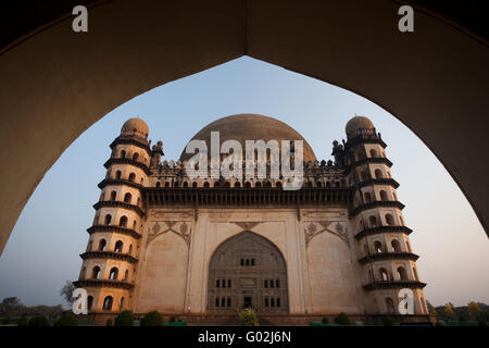 Gerahmte Golgumbaz Main Eingang Bogen Süd Fassade Stockfoto