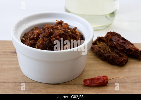 Pesto aus Getrockneten Tomaten - Pesto aus getrockneten Tomaten hergestellt Stockfoto