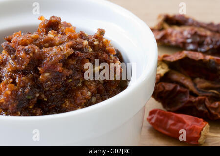 Pesto aus Getrockneten Tomaten - Pesto aus getrockneten Tomaten hergestellt Stockfoto