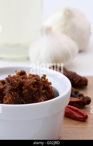 Pesto aus Getrockneten Tomaten - Pesto aus getrockneten Tomaten hergestellt Stockfoto