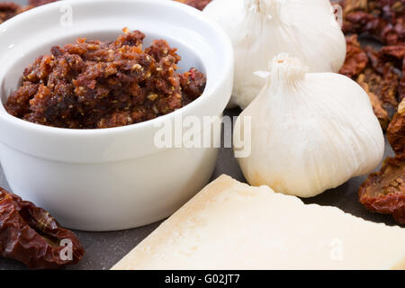 Pesto aus Getrockneten Tomaten - Pesto aus getrockneten Tomaten hergestellt Stockfoto