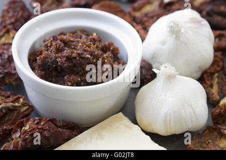 Pesto aus Getrockneten Tomaten - Pesto aus getrockneten Tomaten hergestellt Stockfoto