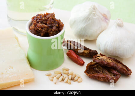 Pesto aus Getrockneten Tomaten - Pesto aus getrockneten Tomaten hergestellt Stockfoto