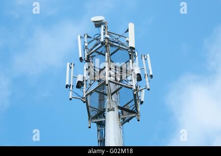 Handy-Turm erhebt sich vor einem blauen Himmel. Stockfoto