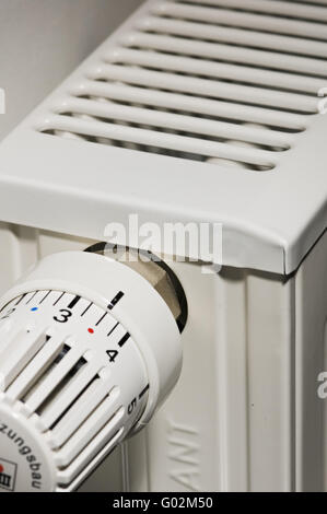 Thermostatventil am Heizkörper Stockfoto