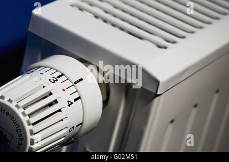 Thermostatventil am Heizkörper Stockfoto