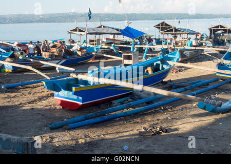 Blaue hölzerne Fischerboote am Strand von Jimbaran Bay, Bali. Stockfoto