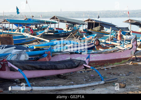 Hölzerne Fischerboote am Strand von Jimbaran Bay, Bali. Stockfoto