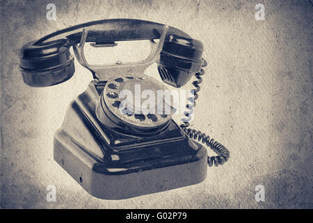 Alte antike Vintage traditionelle schwarz Telefon mit Disc wählt des 19. Jahrhunderts isoliert auf weißem Hintergrund mit einclipsen Pfad. RU Stockfoto