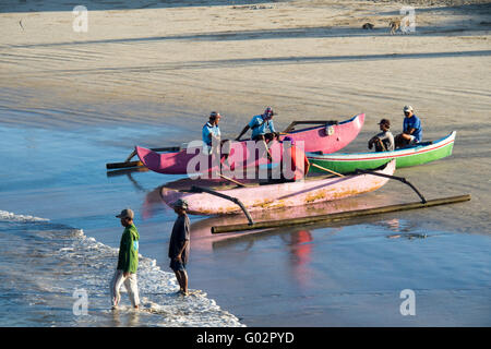 Angelboote/Fischerboote am Strand von Jimbaran Bay, Bali. Stockfoto