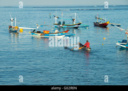 Angelboote/Fischerboote in der Bucht von Jimbaran, Bali. Stockfoto