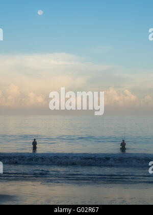 Zwei Männer Angeln in Jimbaran Bay, Bali, in den frühen Morgenstunden. Stockfoto