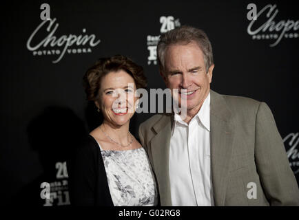 Annette Bening und Mann geht den roten Teppich Stockfoto