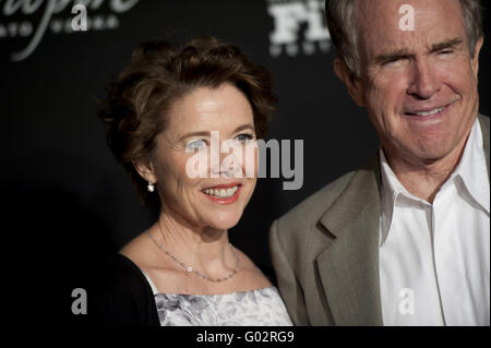 Annette Bening und Mann geht den roten Teppich Stockfoto