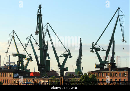 Hafen Sie, Kräne Silhouetten und Industriegebäude in der historischen Werft in Danzig Stockfoto